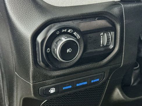 Used 2024 Jeep Wrangler Unlimited image 13