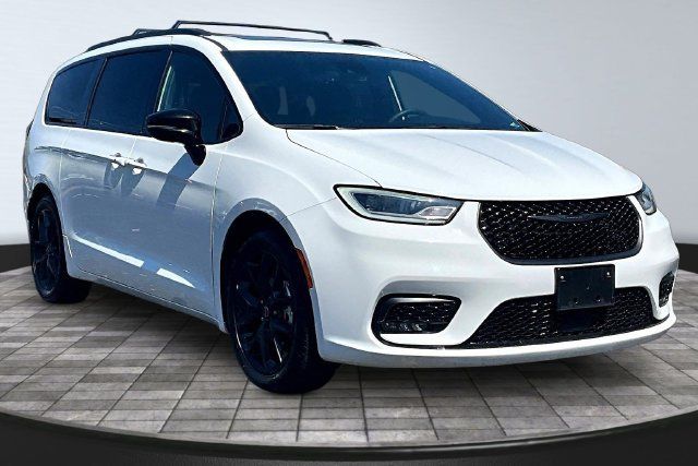 Used 2025 Chrysler Pacifica Limited FWD image 3