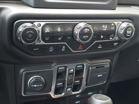 Used 2021 Jeep Gladiator Willys image 22