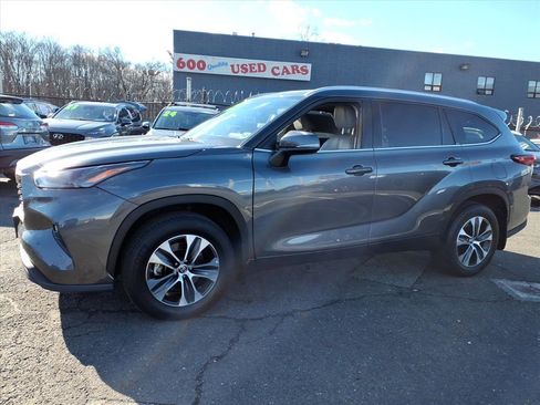 Used 2022 Toyota Highlander XLE image 3