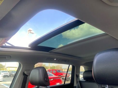 Used 2020 Volkswagen Tiguan SE w/ Panoramic Sunroof Package image 26