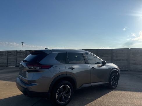 Used 2024 Nissan Rogue SV w/ SV Premium Package FWD image 18