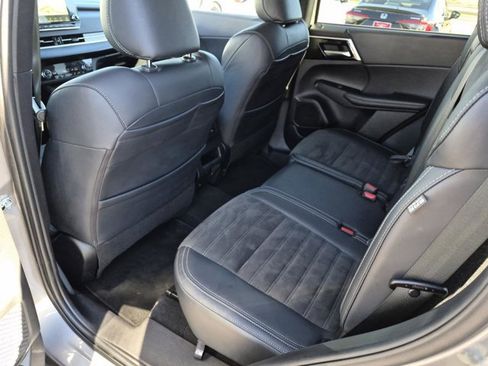 Used 2024 Mitsubishi Outlander SE image 15