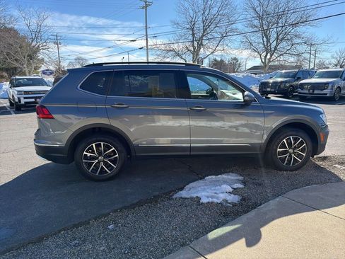 Used 2021 Volkswagen Tiguan SE w/ Panoramic Sunroof Package AWD/4WD image 4