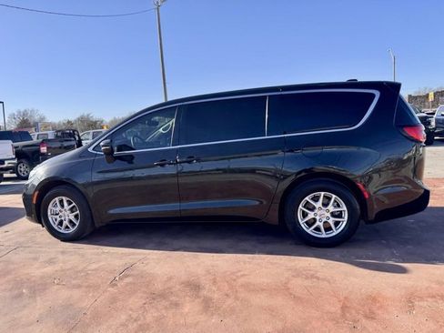 Used 2023 Chrysler Pacifica Touring-L image 9
