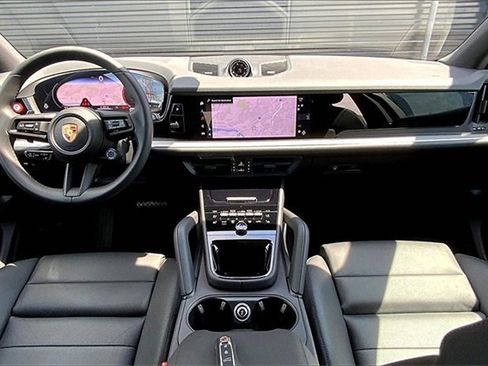 Used 2025 Porsche Cayenne image 17