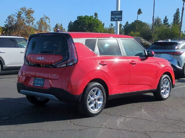Certified 2025 Kia Soul LX w/ LX Technology Package FWD image 3