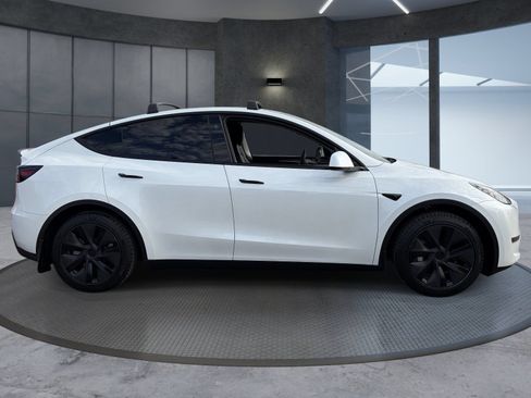 Used 2025 Tesla Model Y Long Range RWD image 7
