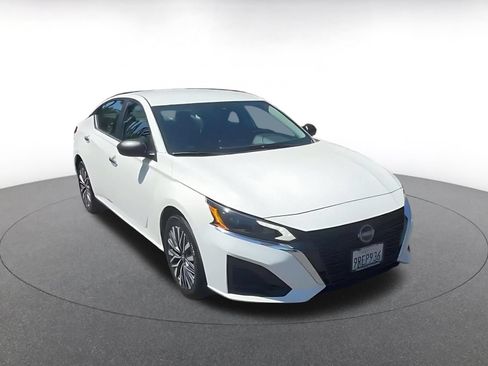Used 2025 Nissan Altima 2.5 SV FWD image 3