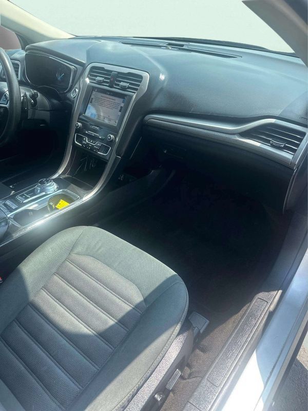Used 2019 Ford Fusion SE FWD image 12