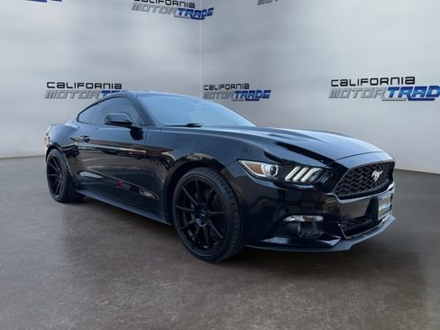 Used 2017 Ford Mustang GT Premium w/ Black Accent Package RWD image 3