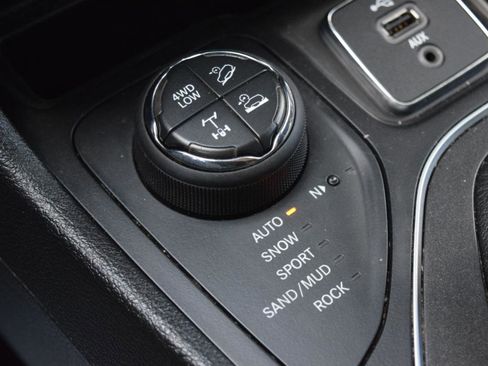 Used 2019 Jeep Cherokee Trailhawk w/ Comfort/Convenience Group AWD/4WD image 32