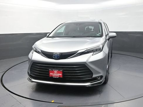 Used 2025 Toyota Sienna XLE FWD image 2