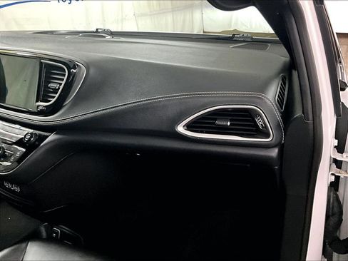 Used 2024 Chrysler Pacifica Limited FWD image 13