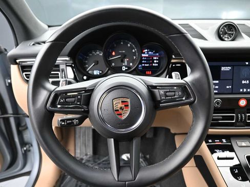 Certified 2025 Porsche Macan AWD/4WD image 9