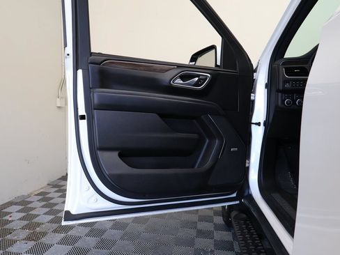 Used 2022 Chevrolet Tahoe Z71 w/ Luxury Package AWD/4WD image 18
