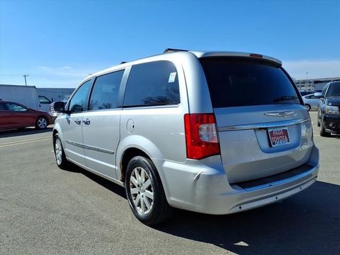 Used 2012 Chrysler Town & Country Touring-L w/ Entertainment Group #2 image 5