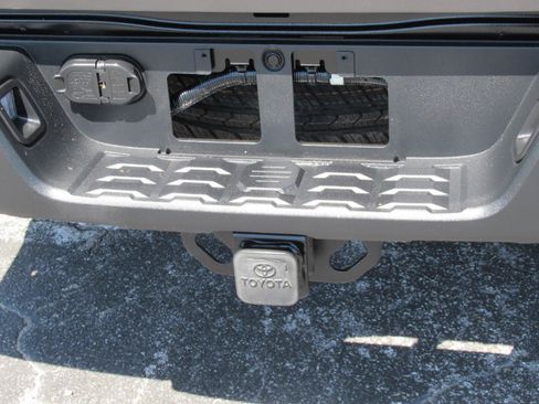 Used 2016 Toyota Tacoma TRD Sport w/ Towing Package AWD/4WD image 11