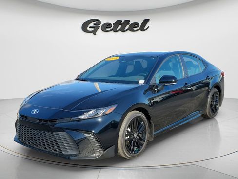 Used 2025 Toyota Camry SE image 1