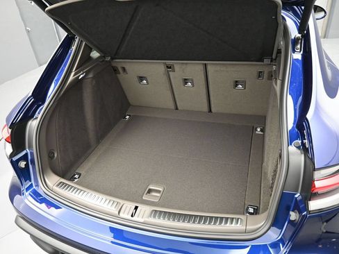 Certified 2026 Porsche Macan AWD/4WD image 33