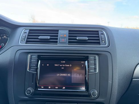 Used 2017 Volkswagen Jetta SE image 12