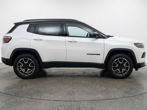 Used 2025 Jeep Compass Trailhawk AWD/4WD image 11