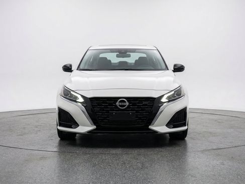 Used 2025 Nissan Altima 2.5 SV FWD image 2