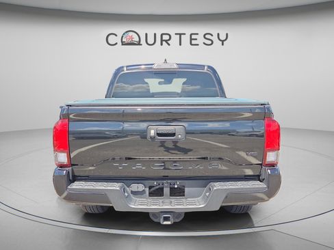 Used 2019 Toyota Tacoma TRD Sport AWD/4WD image 2