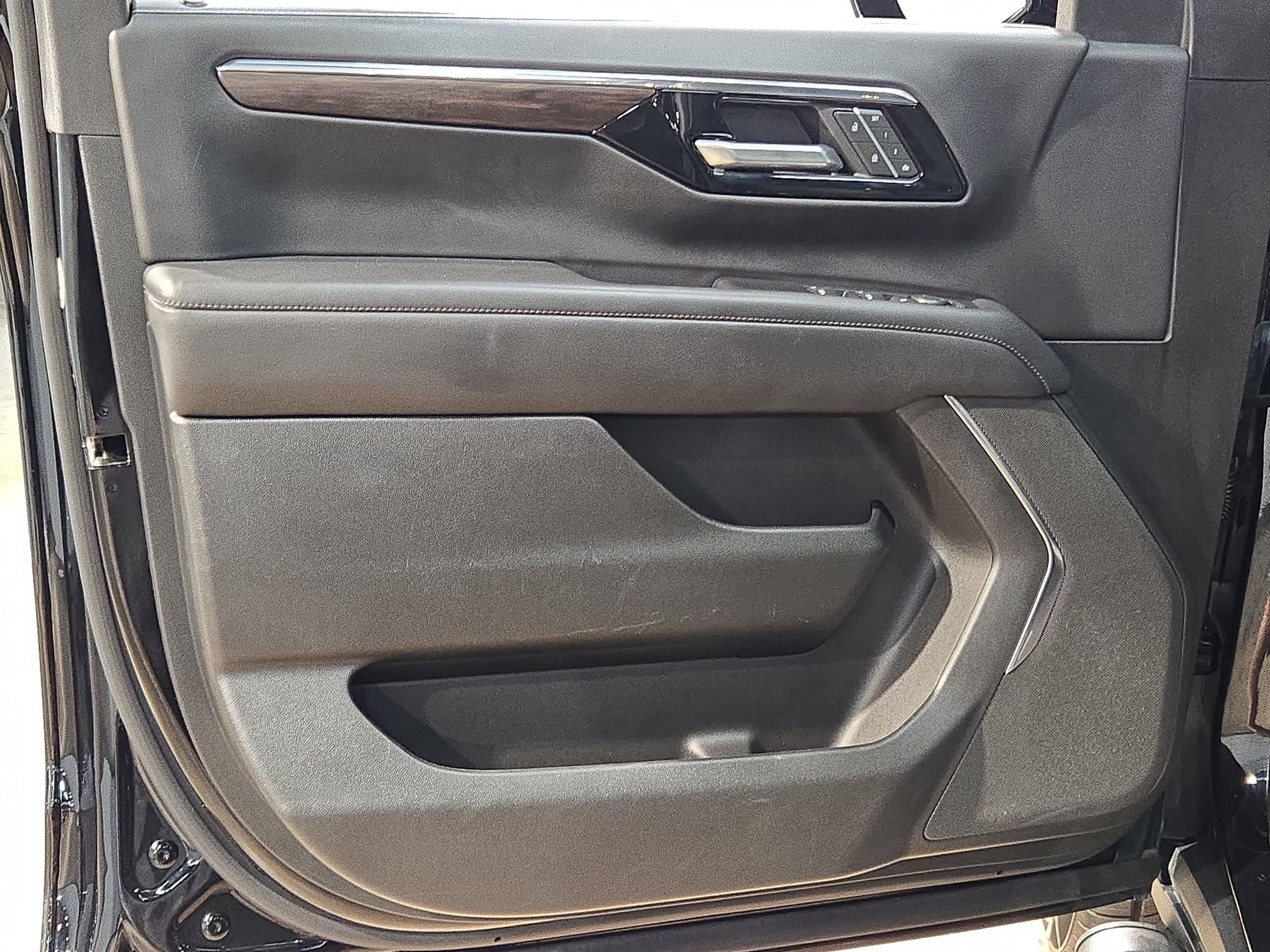 Used 2025 Chevrolet Suburban Z71 AWD/4WD image 18