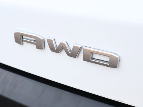 Used 2023 GMC Acadia SLE image 6