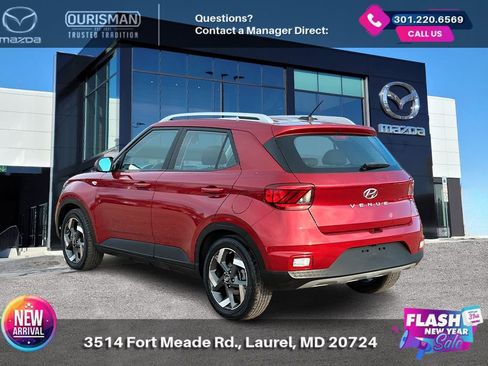 Used 2024 Hyundai Venue SEL image 3