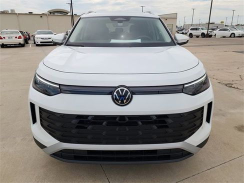 New 2025 Volkswagen Tiguan SE image 9