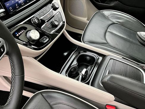 Used 2024 Chrysler Pacifica Limited w/ Uconnect Theater Family Group image 15