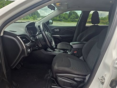 Used 2020 Jeep Cherokee Latitude FWD image 14