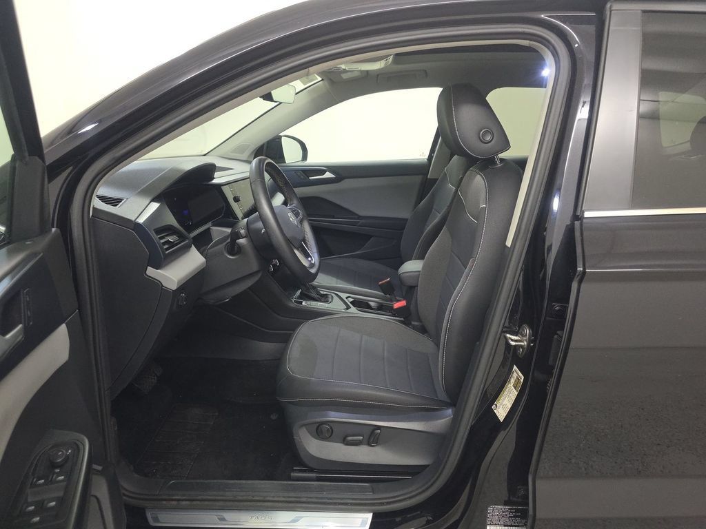 Used 2023 Volkswagen Taos SE w/ Panoramic Sunroof Package FWD image 8