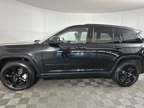 Used 2023 Jeep Grand Cherokee Limited w/ Black Appearance Package AWD/4WD image 7