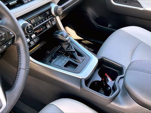 Used 2020 Toyota RAV4 XLE Premium image 16