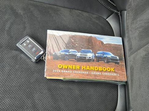 Used 2024 Jeep Grand Cherokee L Altitude AWD/4WD image 13
