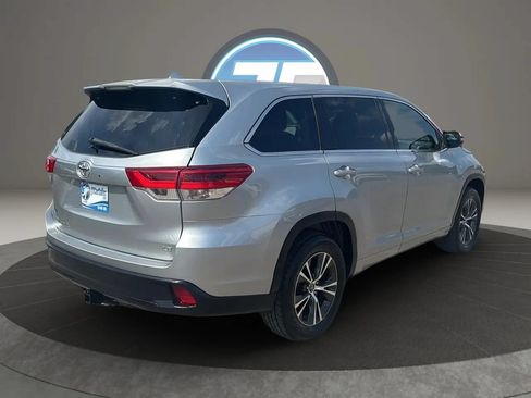 Used 2017 Toyota Highlander Plus FWD image 5