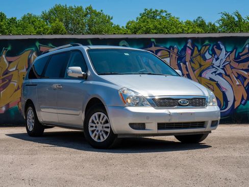 Used 2011 Kia Sedona LX FWD image 2