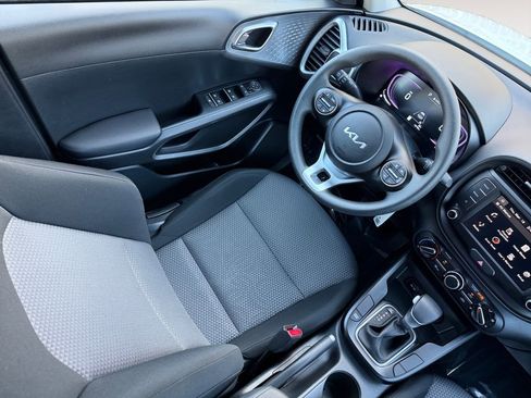 Used 2025 Kia Soul LX w/ LX Technology Package FWD image 14