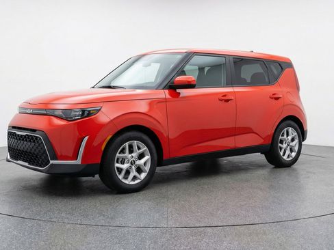 Used 2025 Kia Soul LX w/ LX Technology Package image 3