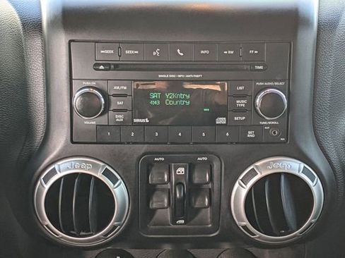 Certified 2017 Jeep Wrangler Unlimited Rubicon w/ Connectivity Group image 14