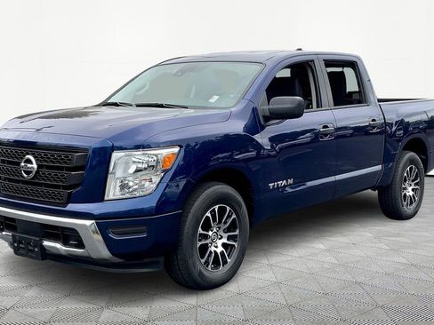 Used 2022 Nissan Titan SV image 3
