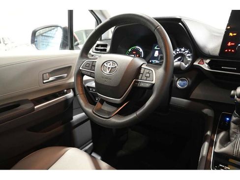 Used 2022 Toyota Sienna XLE w/ XLE Plus Package image 24