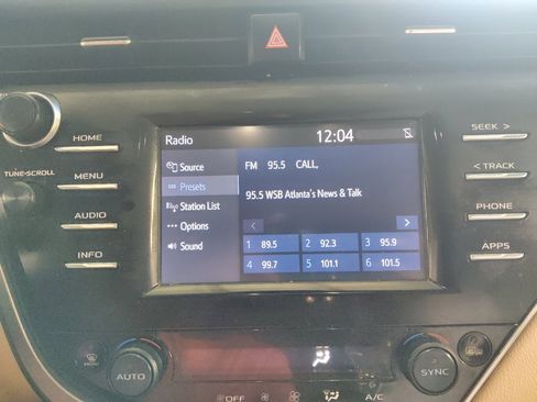 Used 2018 Toyota Camry XLE FWD image 25