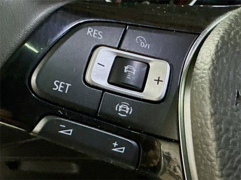 Used 2021 Volkswagen Tiguan SE w/ Panoramic Sunroof Package image 17