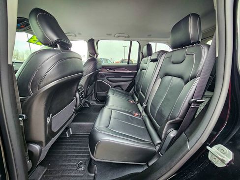 Used 2023 Jeep Grand Cherokee Limited w/ Black Appearance Package image 33