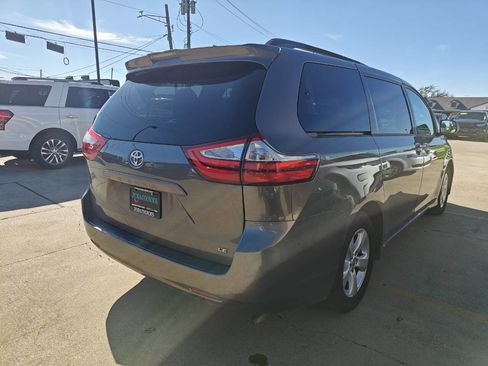 Used 2018 Toyota Sienna LE image 5
