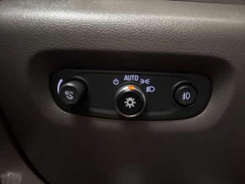 Used 2021 Chevrolet Traverse Premier image 31